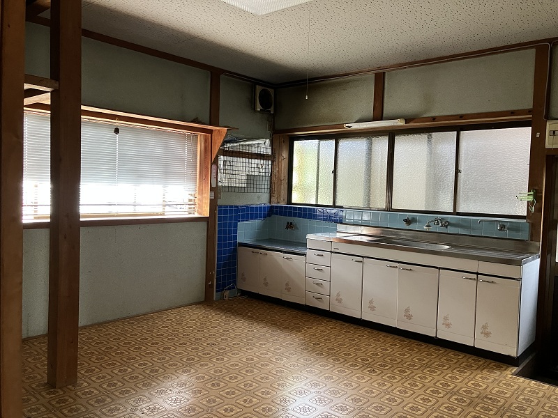 1980s wood house, 10-min walk to station, Tottori