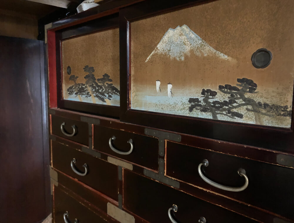 Wood house with storehouses in Shiga