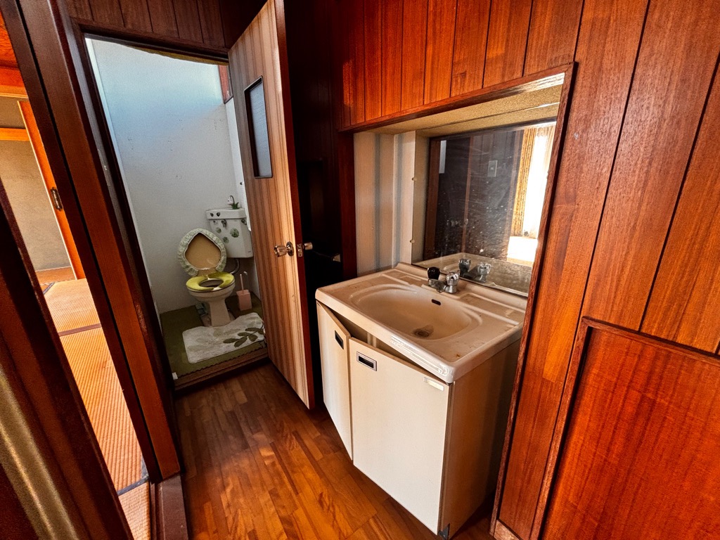 1980s wood house near the coast in Nishimochida, Aira