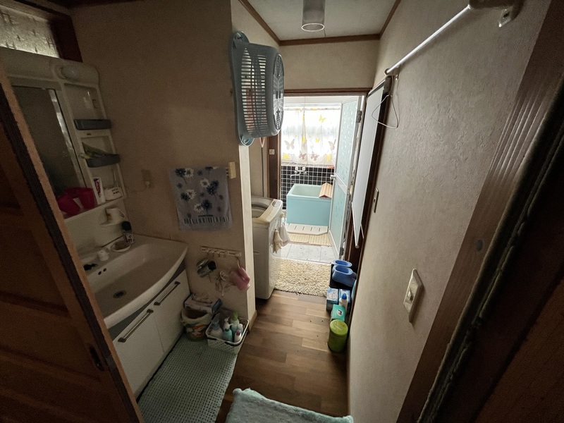 1970s wood house on a large plot in Niigata