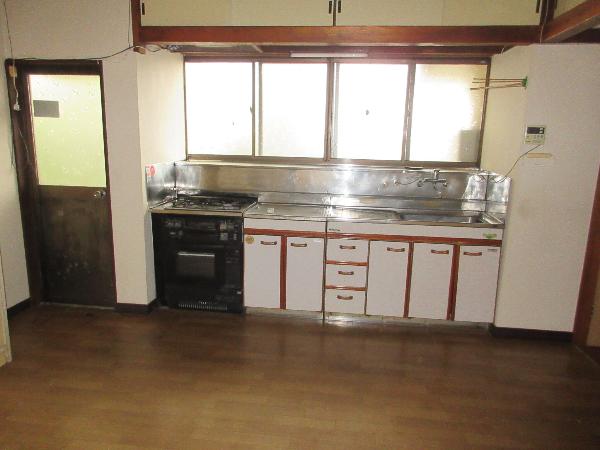 Many rooms and spacious garden. Day-use hot spring facility nearby; enjoy hot springs anytime with ease.