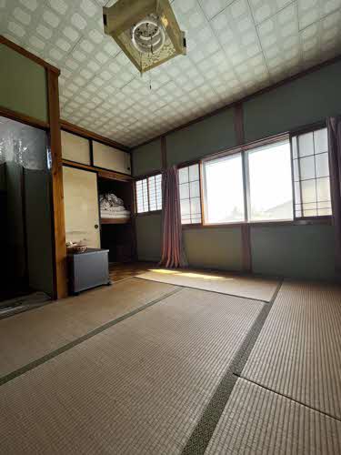 1950s wood house on a large plot in Iwate