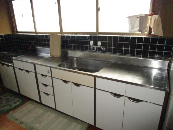 1970s wood house with storehouses in Oita