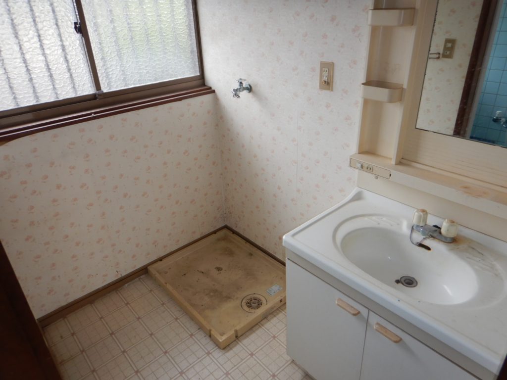 1970s wood house, 15-min walk to station, Ehime
