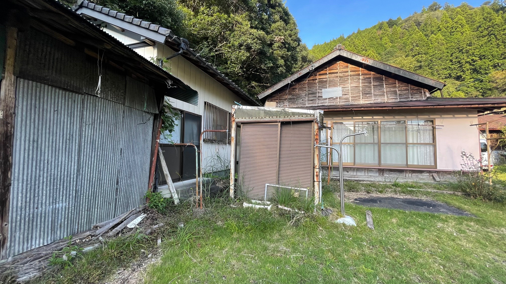 1970s wood house on a large plot in Shizuoka