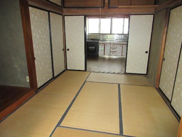 Many rooms and spacious garden. Day-use hot spring facility nearby; enjoy hot springs anytime with ease.