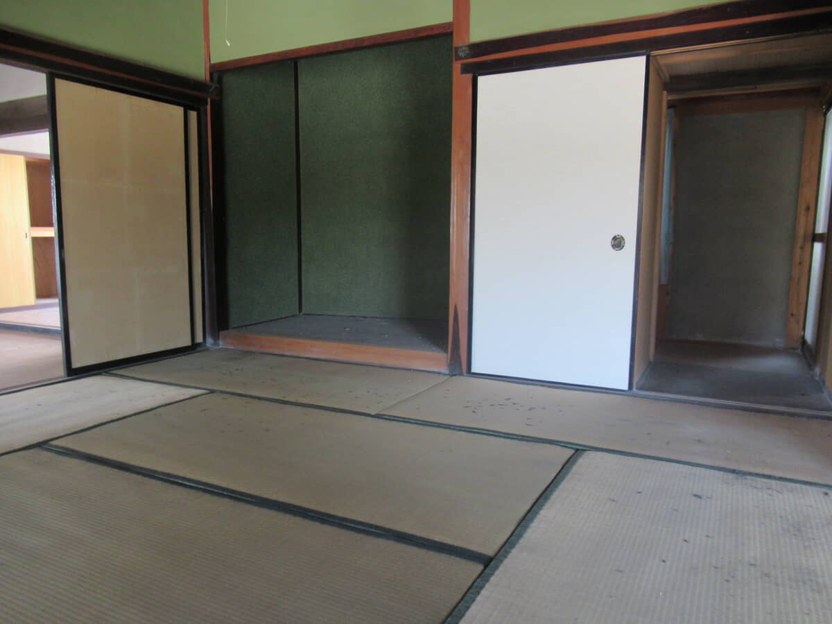 Wood house on a large plot in Hiroshima