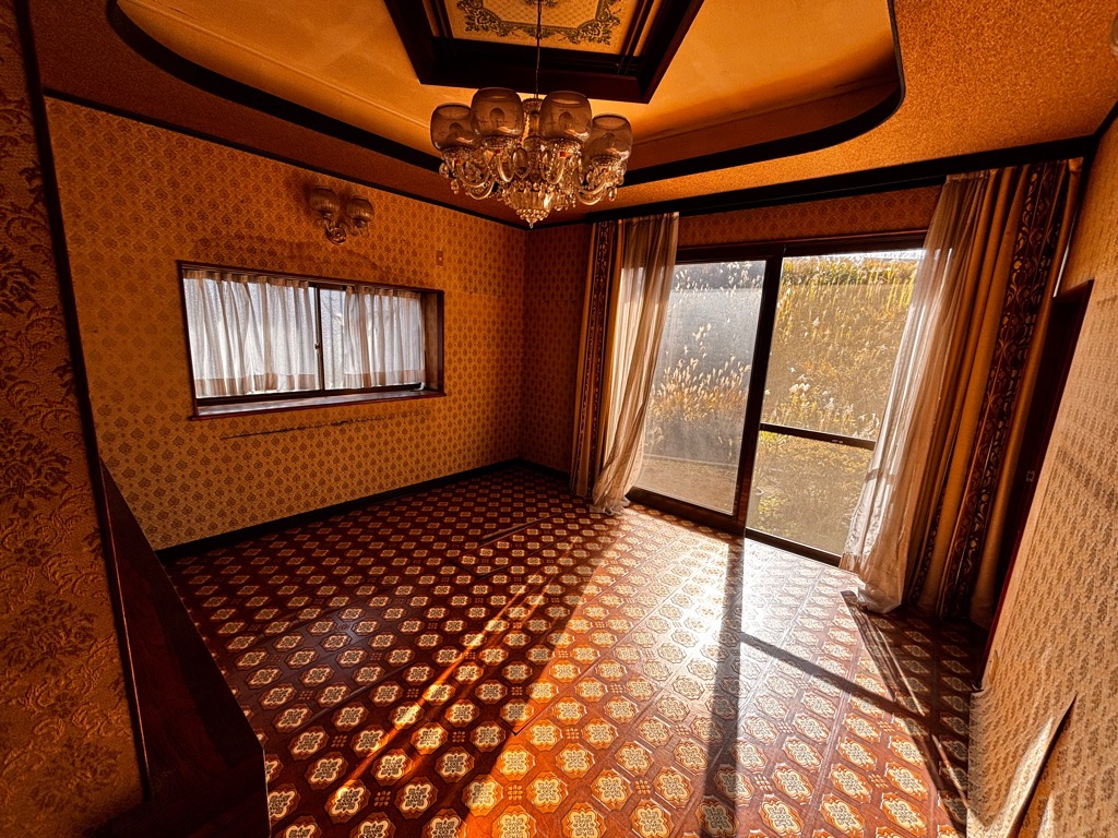 1980s wood house near the coast in Nishimochida, Aira