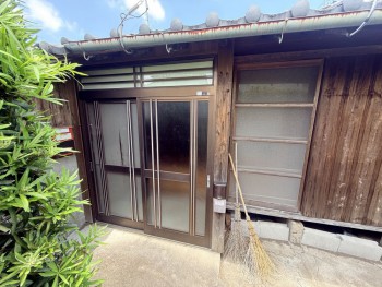 1980s house with outbuildings in Minamisatsuma, Kagoshima