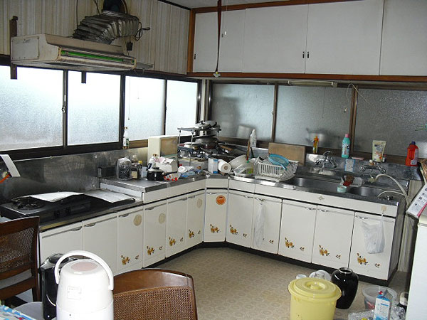 1970s wood house with storehouses in Iwate