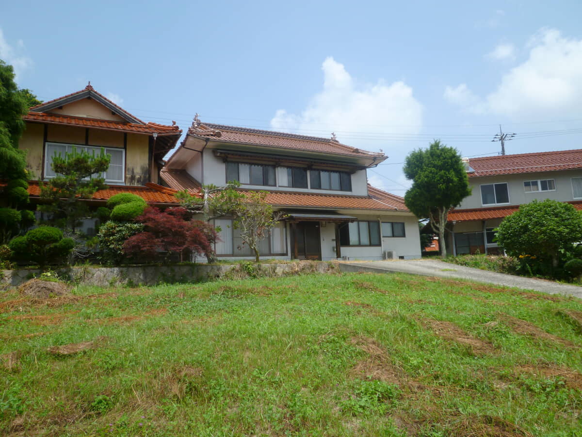 Wood house on a large plot in Hiroshima