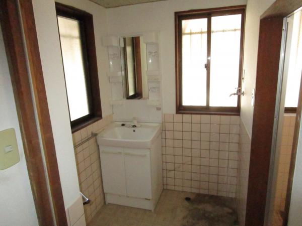 1970s wood house with storehouses in Oita