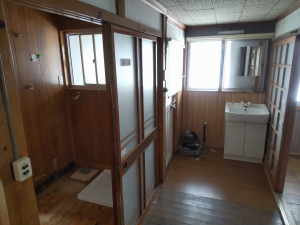 1960s wood house on a large plot in Niigata