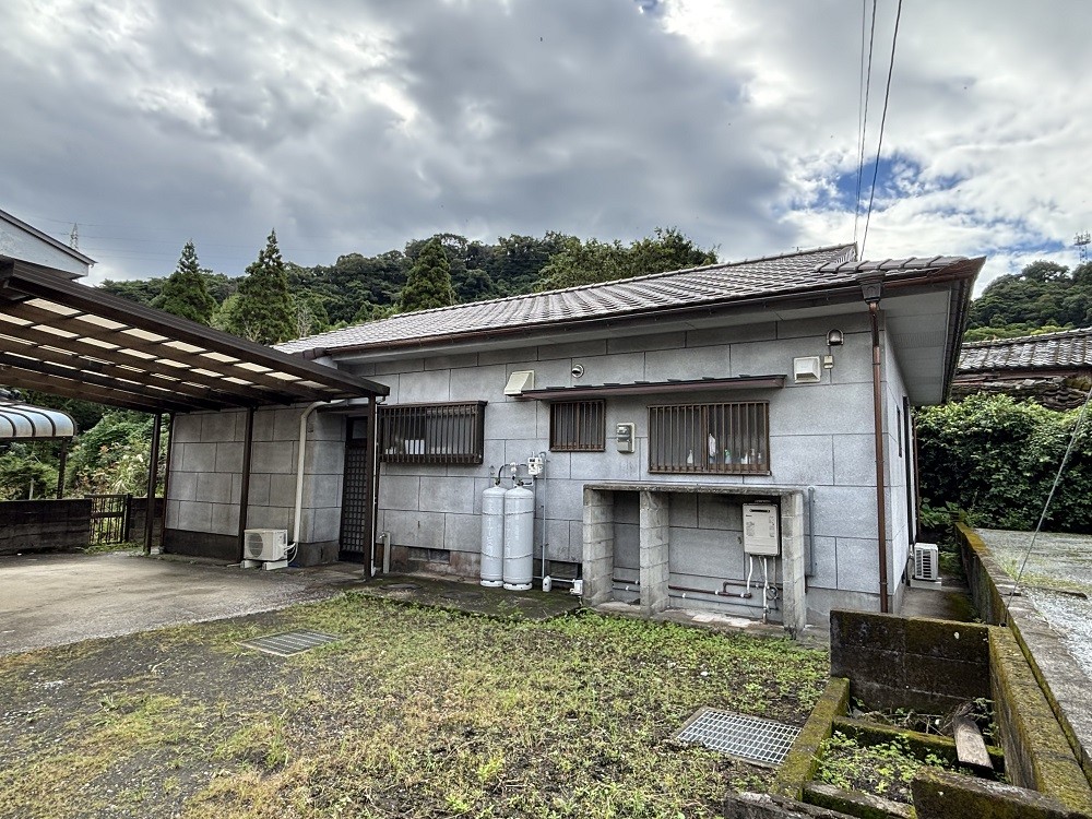 1990s wood house near the coast in Yamakawanarukawa, Ibusuki