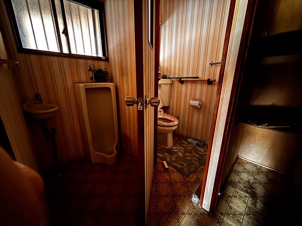 1980s wood house near the coast in Nishimochida, Aira