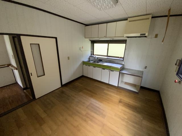 1980s wood house with storehouses in Iwate