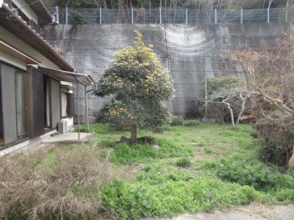 1960s wood house with storehouses in Oita