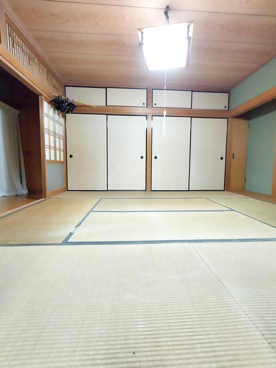 1990s house with storehouses in Ehime
