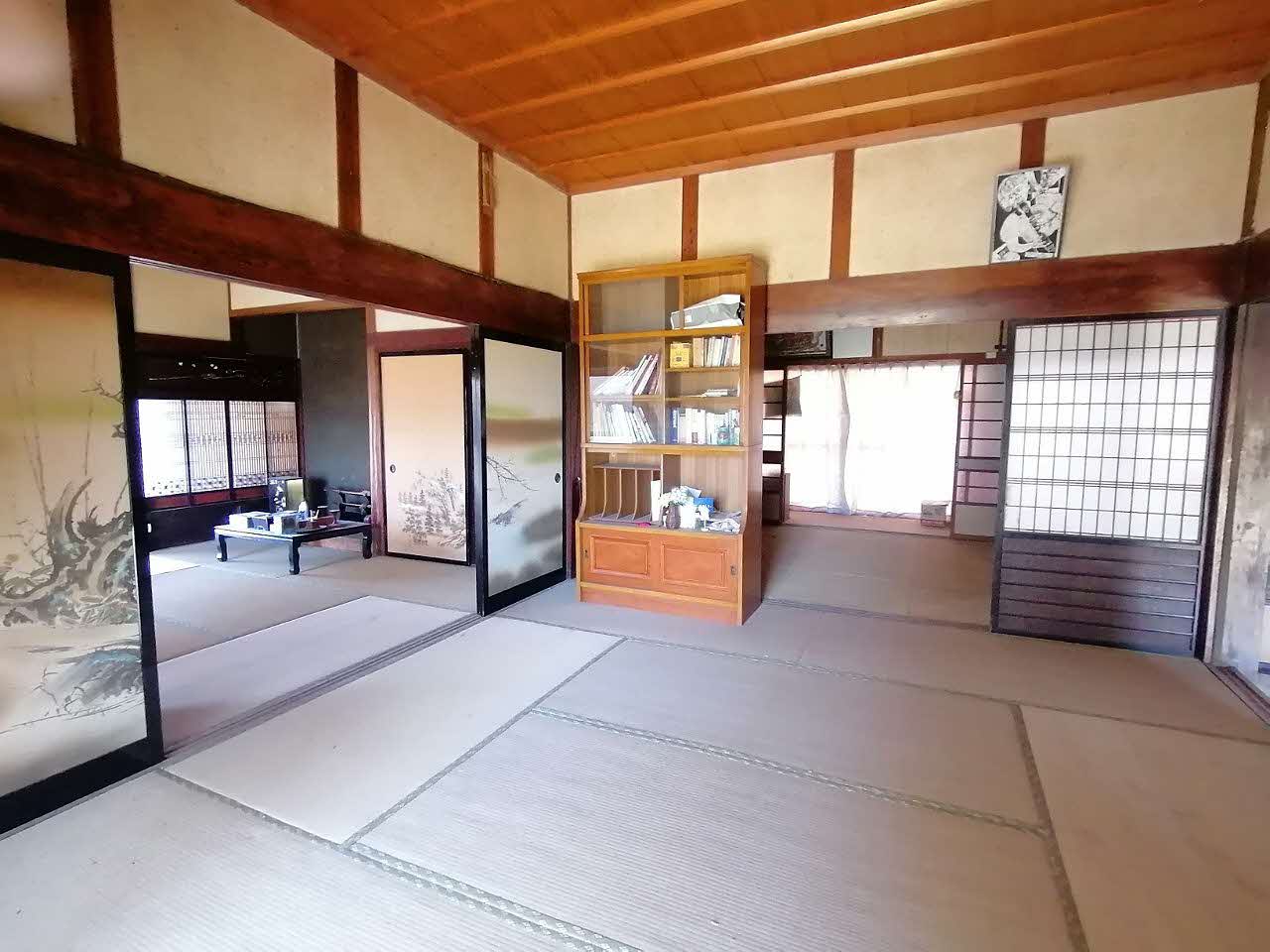 Wood house with storehouses in Tottori