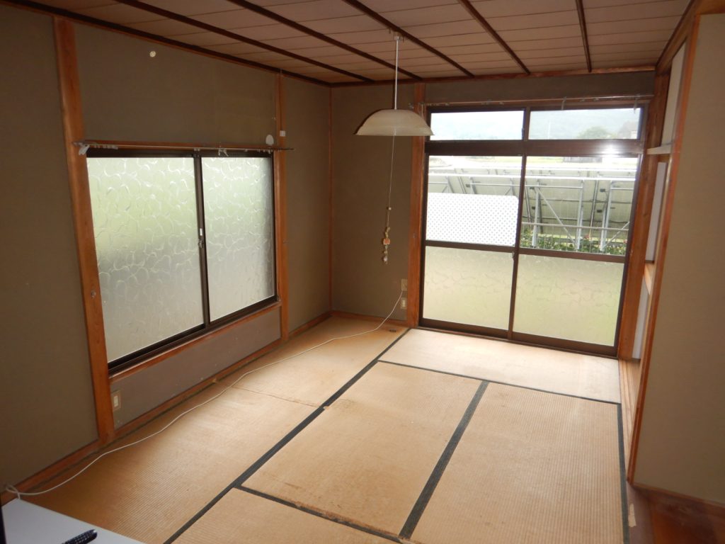 1970s wood house, 15-min walk to station, Ehime