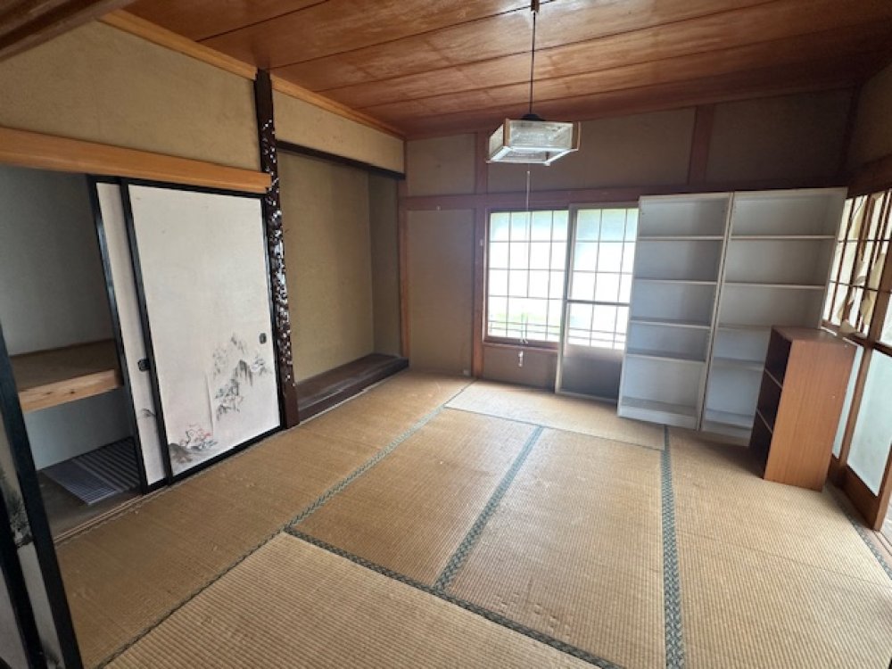 Traditional-style tatami-room house with storage shed!