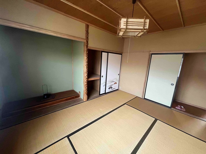 1970s wood house on a large plot in Tottori