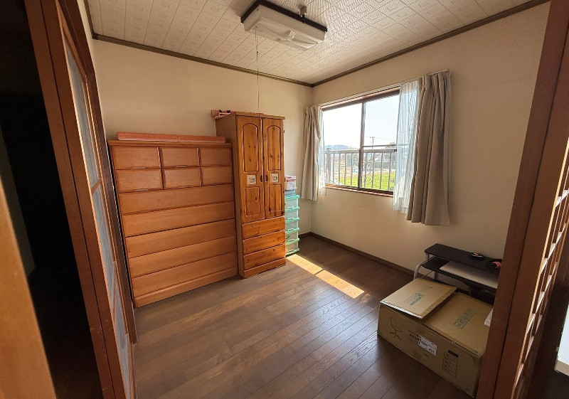 Farmland, office, and storage with spacious traditional home, for creative pursuits