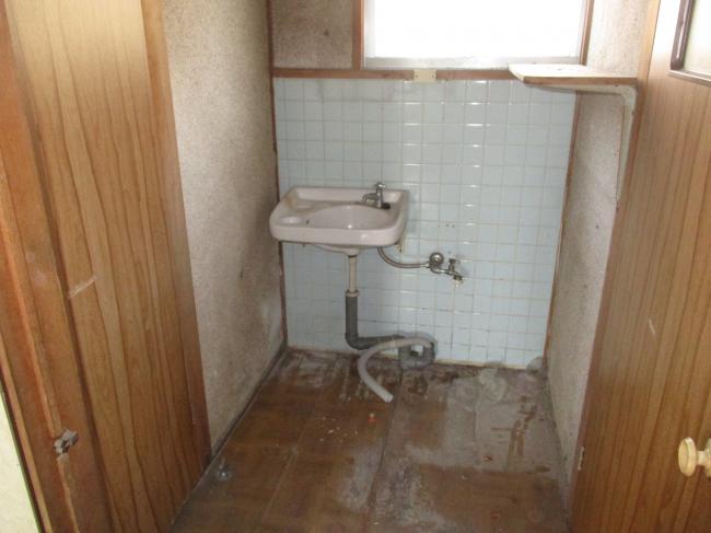 1970s wood house, 17-min walk to station, Okayama