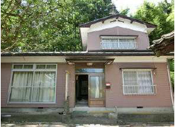 1960s wood house on a large plot in Niigata