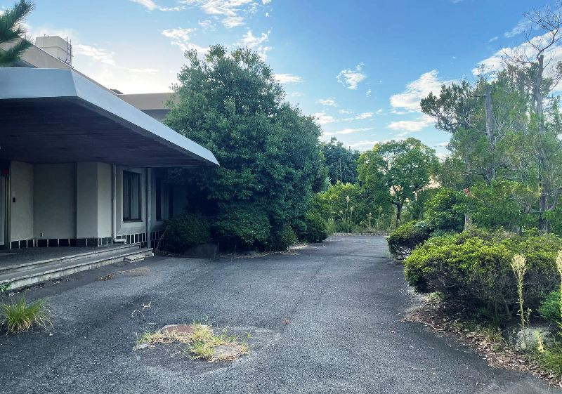 1970s concrete house on a large plot in Tottori