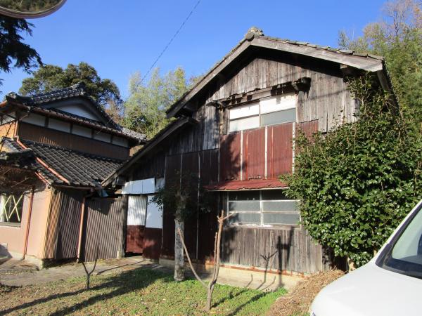 Wood house with outbuildings in Oita