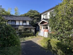 1960s wood house with storehouses in Niigata