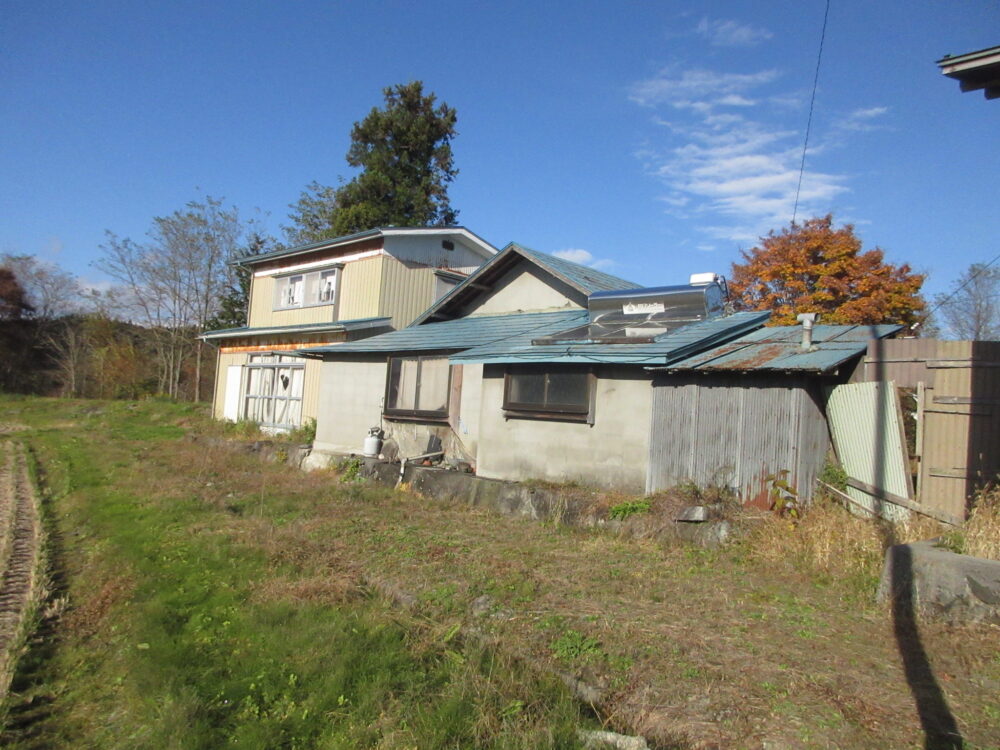 1940s wood house on a large plot in Iwate