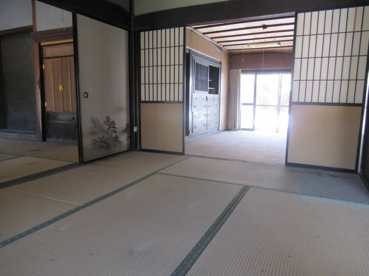 Wood house on a large plot in Hiroshima