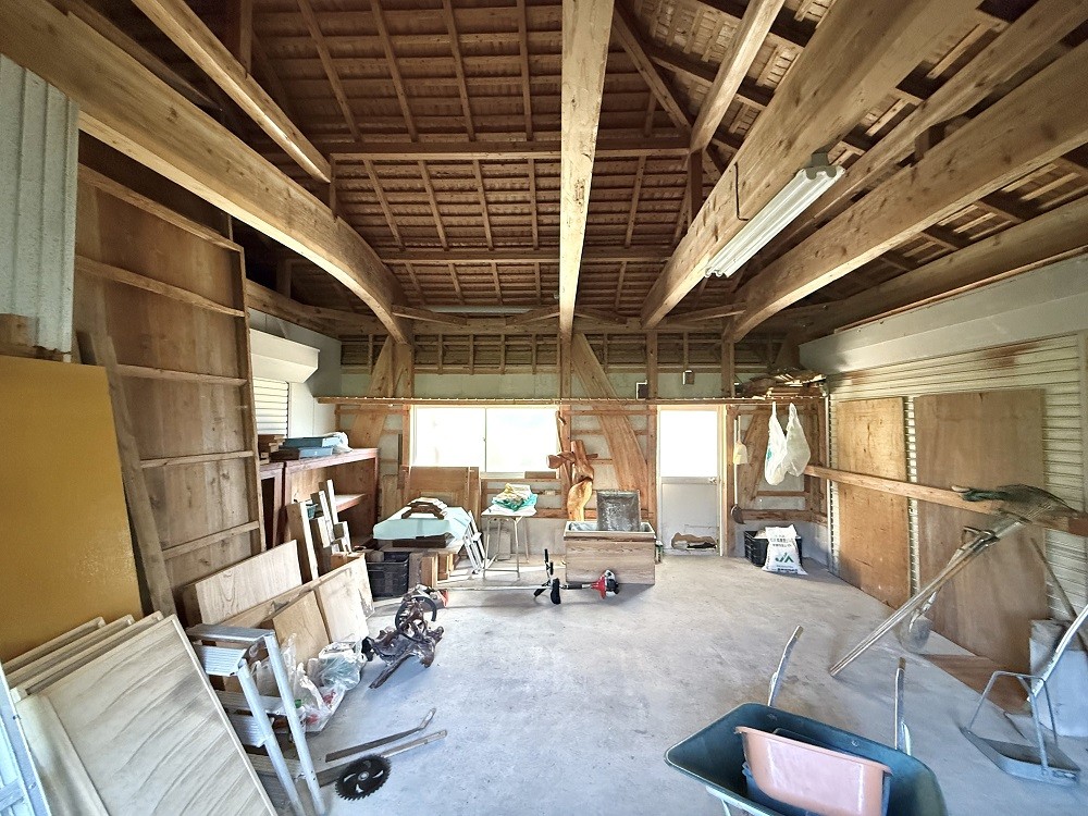 1980s wood house on a large plot in Yamakawanarukawa, Ibusuki