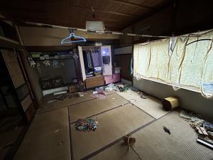 1920s wood house with outbuildings in Niigata