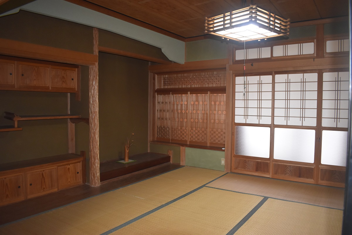 1970s wood house, 10-min walk to station, Tottori