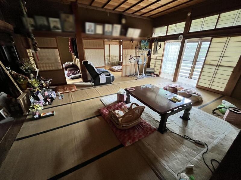 1970s wood house on a large plot in Niigata