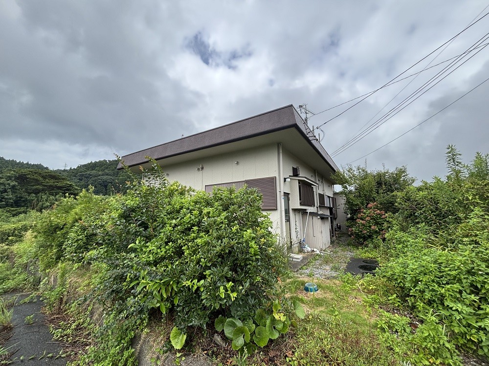 1980s concrete house near the coast in Ibusuki, Kagoshima