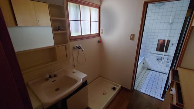 1980s wood house on a large plot in Iwate