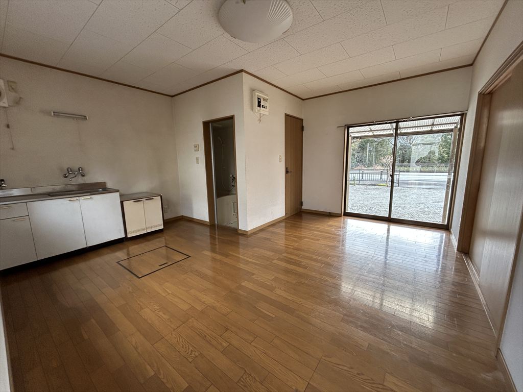 1990s wood house, 15-min walk to station, Mie