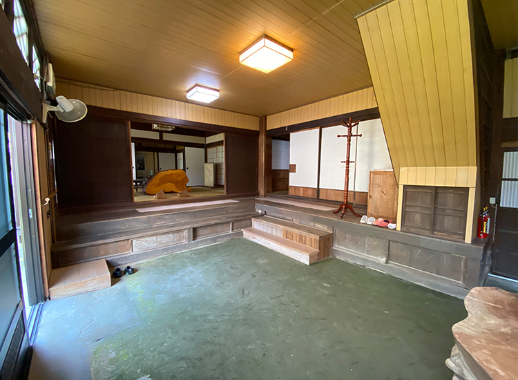 Wood house on a large plot in Shimane