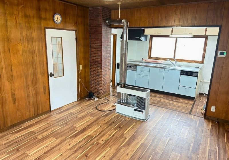 1970s wood house, 3-min walk to station, Hokkaido