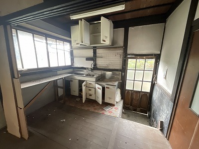 A compact shop-and-residence with remnants of the former tatami-mat framing shop