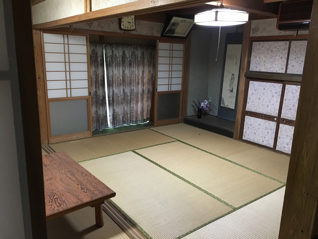 1960s wood house on a large plot in Tottori