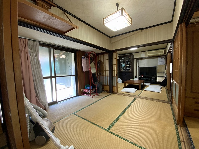 1950s wood house with storehouses in Yamaguchi