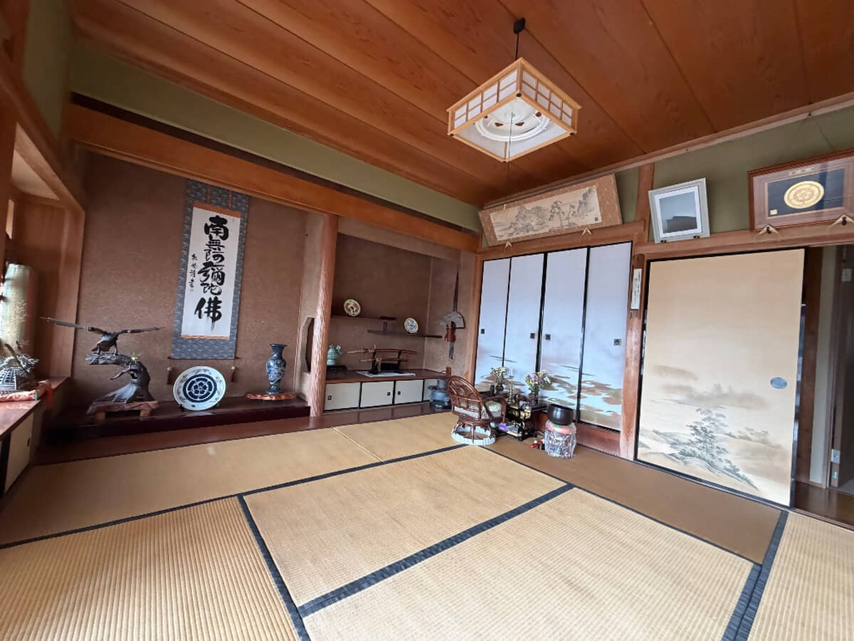 1970s wood house on a large plot in Hiroshima
