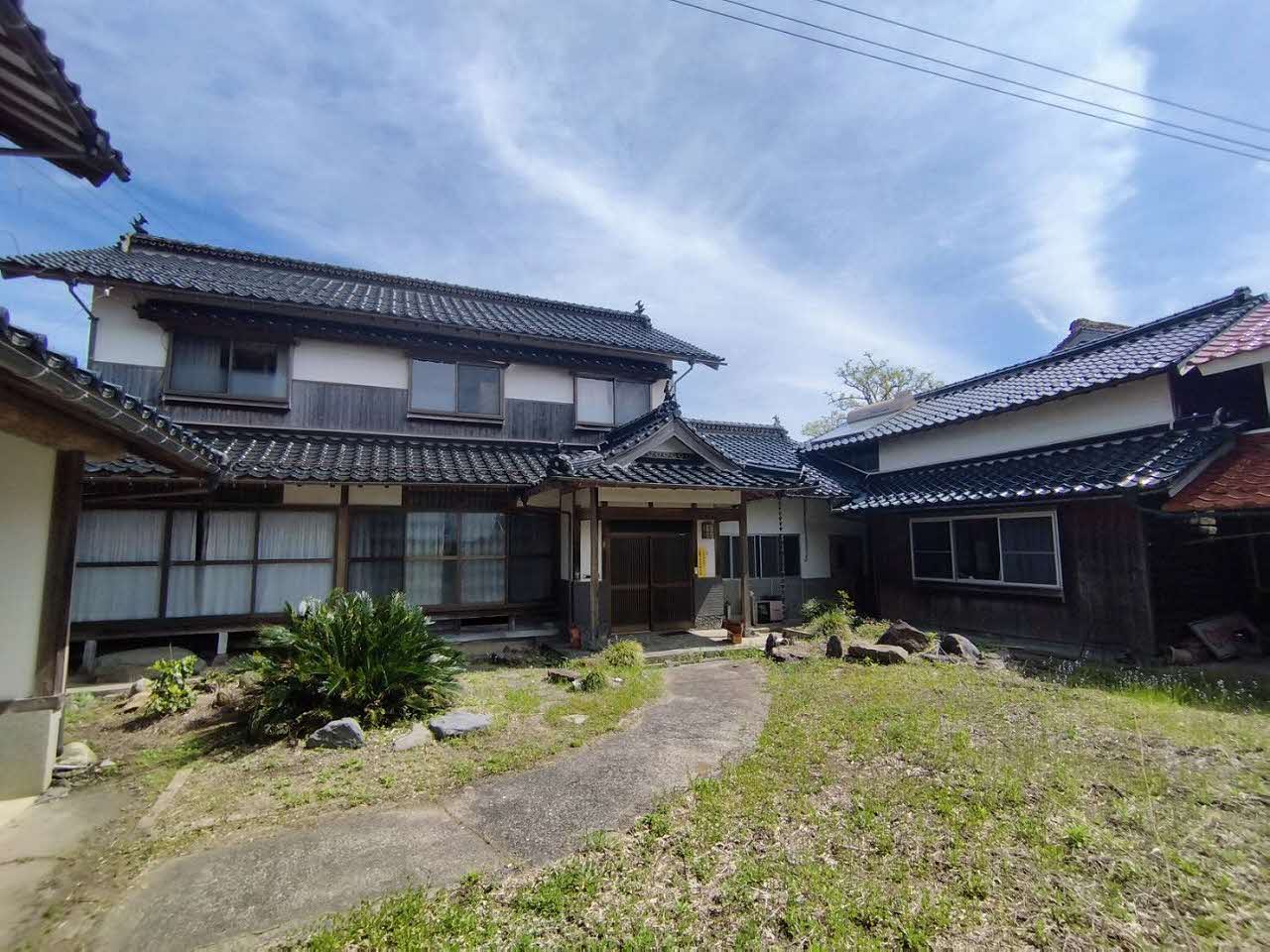 Wood house with storehouses in Tottori