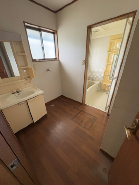 2000s wood house, 18-min walk to station, Ehime