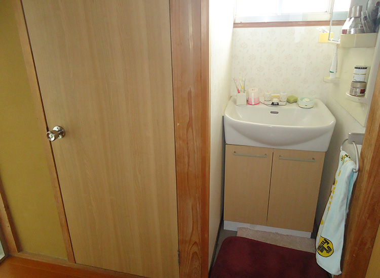1980s wood house on a large plot in Shimane